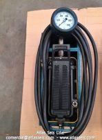 1000 bar Two Stage Hydraulic Hand Pump with hose - Image 2